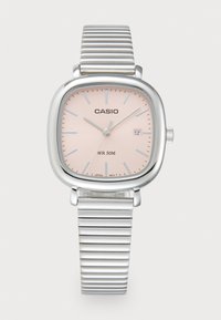 Montre-bracelet en métal argenté avec un cadran carré, un visage rose, des marqueurs d'heure argentés et une fonction date, maintenue par un bracelet texturé. Étanche jusqu'à 50 mètres.
