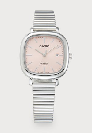 Montre-bracelet en métal argenté avec un cadran carré, un visage rose, des marqueurs d'heure argentés et une fonction date, maintenue par un bracelet texturé. Étanche jusqu'à 50 mètres.