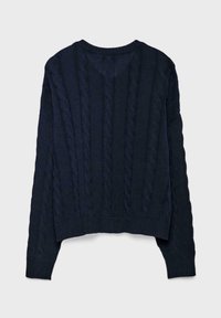 Granatowy sweter dziany z wzorem w warkocze, okrągłym dekoltem, długimi rękawami i prążkowanym dołem. Teksturowana tkanina o grubym, przytulnym wyglądzie.