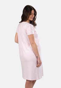 Abito da notte per maternità rosa chiaro con maniche a sbuffo corte, vita arricciata, motivo a pois e tessuto morbido e liscio. Lunghezza del vestito sopra il ginocchio.