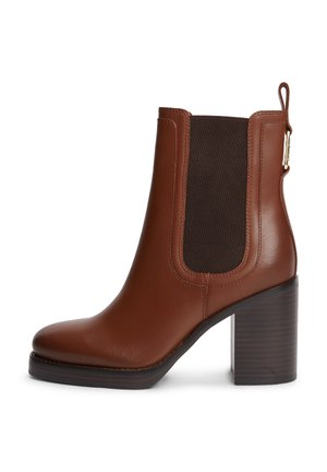 Bottine en cuir marron avec panneau latéral élastique foncé, languette à l'arrière et talon bloc superposé.