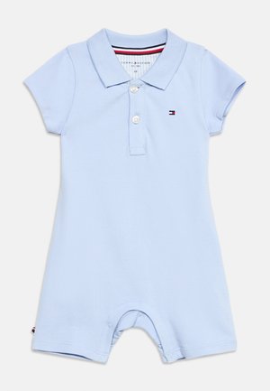 Salopetă pentru bebeluși cu mânecă scurtă de culoare albastru deschis, cu guler, doi nasturi și un mic logo Tommy Hilfiger pe piept.