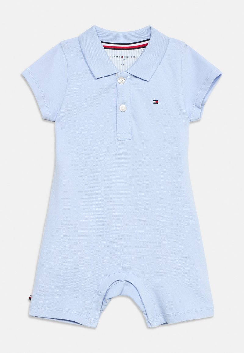 Φωτεινό γαλάζιο βρεφικό φορμάκι κοντομάνικο με γιακά, δύο κουμπιά και μικρό λογότυπο Tommy Hilfiger στο στήθος.