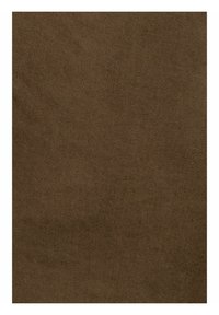 Texture de tissu marron avec des fibres tissées visibles et de légères variations dans la teinte et le grain du matériau.