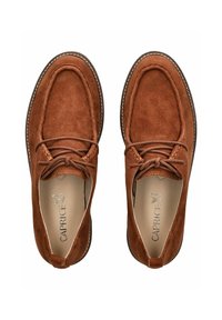 Zapatos de ante marrón con puntera redondeada, diseño de cordones, costuras en contraste y una suela texturizada. Etiquetados como "CAPRICE" por dentro.