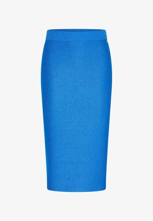 Blaue Strick-Bleistiftrock mit figurbetontem Schnitt, deastufigem Bund und subtiler schimmernder Textur. Keine sichtbaren Muster oder Beschläge.