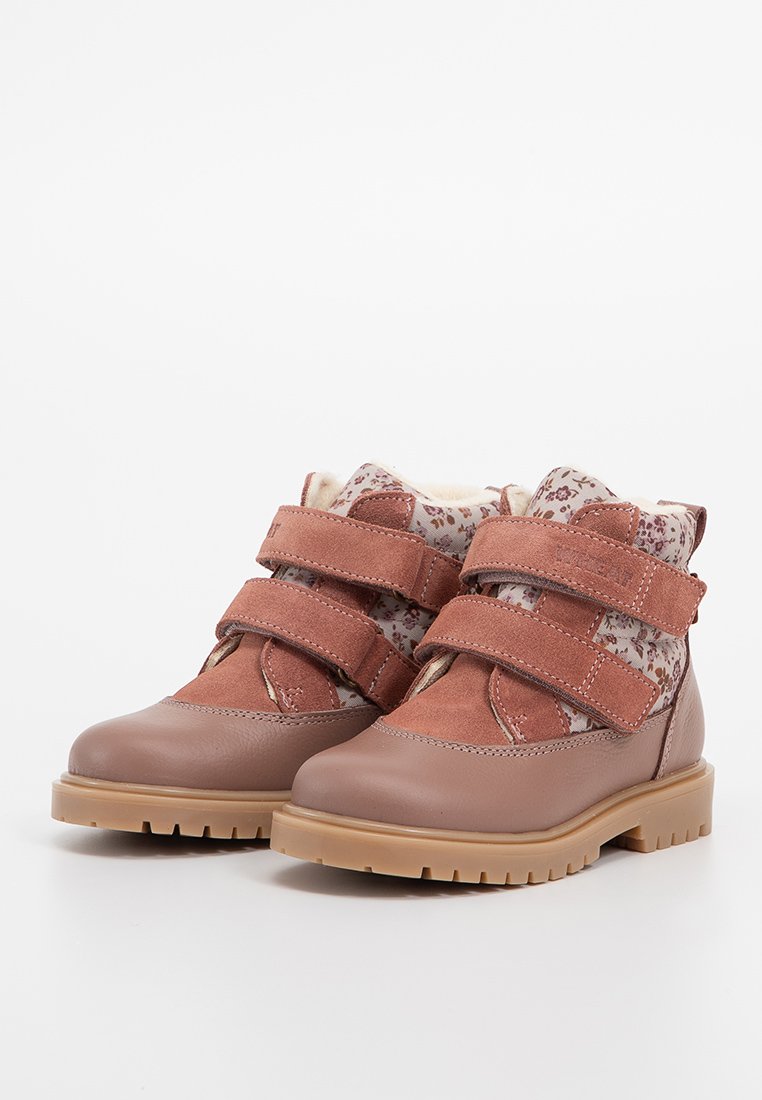 Braune Kinderstiefel mit Blumenstoffkragen, doppelten Klettverschlüssen und robusten Gummisohlen.