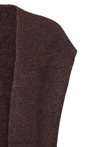 Tissu tricoté marron avec un motif texturé, montrant un bord plié et une partie d'une manche ou d'une section de vêtement.