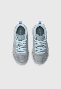 Graue Sportschuhe mit einem Obermaterial aus Mesh, hellblauen Akzenten und einer strukturierten Sohle. Sie verfügen über weiße Schnürsenkel und eine kleine Schlaufe an der Rückseite für ein einfaches Anziehen.