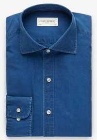 Camicia blu a maniche lunghe realizzata in morbido cotone. Presenta un colletto classico, chiusura con bottoni e un polsino con un bottone e una tasca.