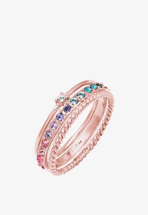 Ružovo-zlatý prsteň zložený z troch prepletených pruhov, ktorá zdobí rôzne farebné kamene vrátane ružových, fialových a tyrkysových s prekrúteným detailom.