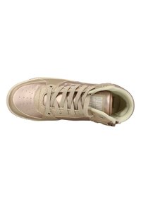 Hoge sneakers in lichtbeige en roségoud. Gladde leren met geperforeerde details, beige veters en ritssluiting aan de zijkant.