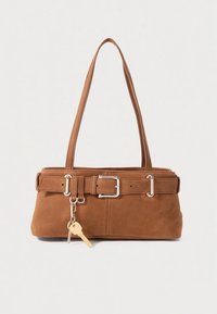 Bruine suède handtas met een rechthoekige vorm, twee schouderriemen, een metalen gesp als accent en een sleutelhanger detail dat aan de zijkant hangt.