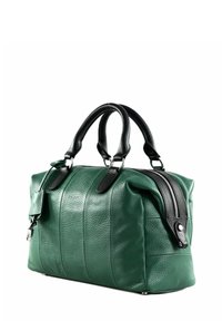 Duffle en cuir texturé vert avec poignées et fermeture éclair noires, et une petite pochette attachée sur un côté.
