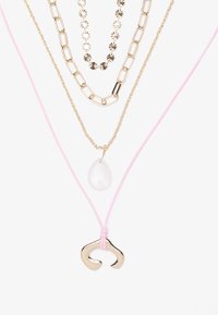 Lagerade halsband med guldkedjor i olika designer och längder, med en rosa snodd och en droppformad berlock.