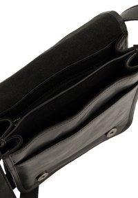 Sort læder håndtaske med blødt suede indvendigt, der har en lynlåslomme og to åbne rum, sikret med metalsnapper.