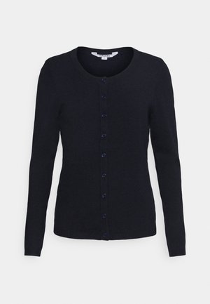 Czarny kardigan z długim rękawem, okrągłym dekoltem i zapięciem na guziki z przodu, prezentowany na jednolitym jasnoszarym tle.