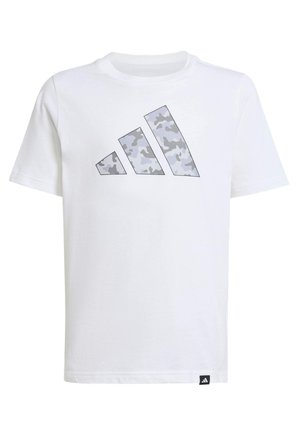 Maglietta bianca con logo Adidas a camouflage grigio che presenta tre strisce diagonali. Maniche corte, scollatura rotonda e un'etichetta nera Adidas all'orlo.