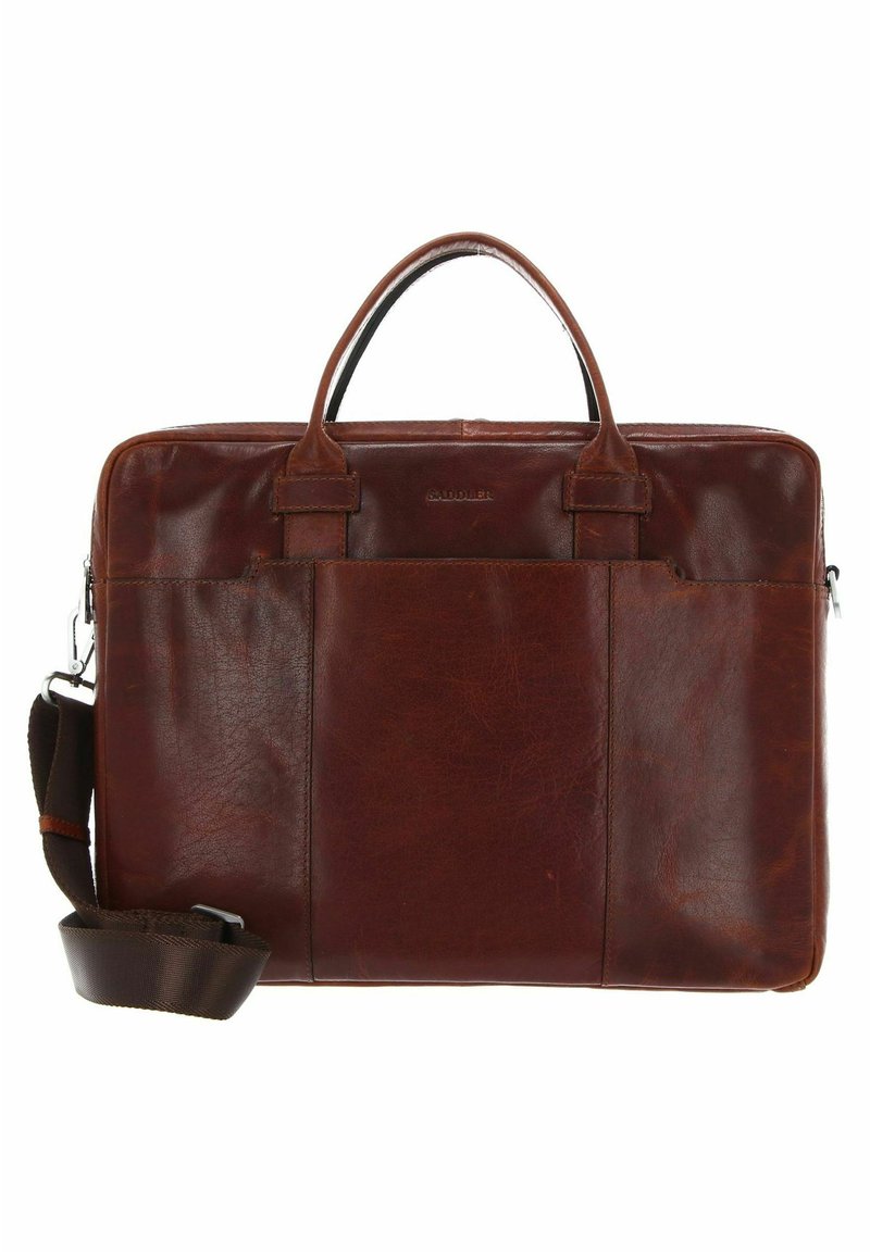 Braune Lederaktentasche mit glatter Textur. Verfügt über zwei obere Griffe, einen abnehmbaren Schultergurt und eine Vordertasche. Die genähten Akzente sind sichtbar.