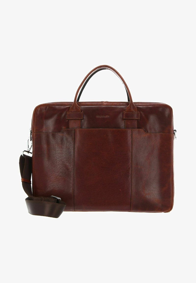 Braune Lederaktentasche mit glatter Textur. Verfügt über zwei obere Griffe, einen abnehmbaren Schultergurt und eine Vordertasche. Die genähten Akzente sind sichtbar.