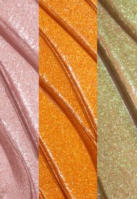 Tre campioni adiacenti di texture metalliche e lucide: rosa soffice, arancione vibrante e verde chiaro, ciascuno con fini particelle scintillanti.