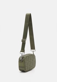 Borsa a spalla verde oliva con un motivo geometrico testurizzato, forma rettangolare, accessori in argento e tracolla regolabile.