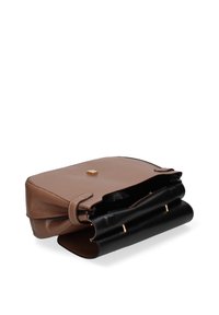 Borsa a tracolla in pelle marrone con una texture liscia, dotata di una chiusura quadrata dorata e un interno nero. Presenta una parte superiore aperta e una forma strutturata.