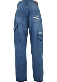 Cargo-Hose aus Denim in Mittelblau mit mehreren Taschen; verfügt über eine markenbezogene Stickerei und ein kontrastfarbiges Nähdesign.