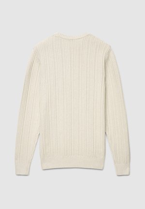 Pull en maille beige clair avec une texture côtelée, col rond et manches longues. Présente un design simple et classique sans ornement.