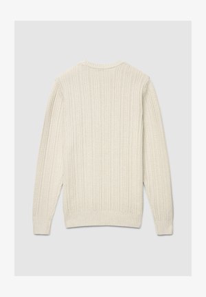 Maglione beige chiaro lavorato a maglia con una texture a coste, scollo rotondo e maniche lunghe. Presenta un design semplice e classico senza abbellimenti.