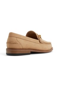 Mocasín de cuero beis con un diseño texturizado, punta redonda, detalles en hardware dorado y una suela de madera apilada con una base negra.