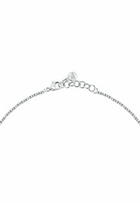 Bracciale in argento sterling con chiusura a moschettone, caratterizzato da un piccolo ciondolo rotondo con un logo e una lunghezza regolabile.