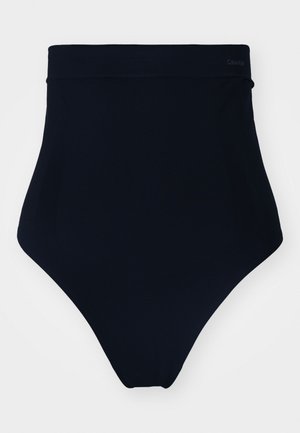 Aukštos liemenėlės juodos bikini kelnaitės su lygiu paviršiumi ir elastinga juosmeniu, kurių viršuje yra minimalus prekės ženklas.