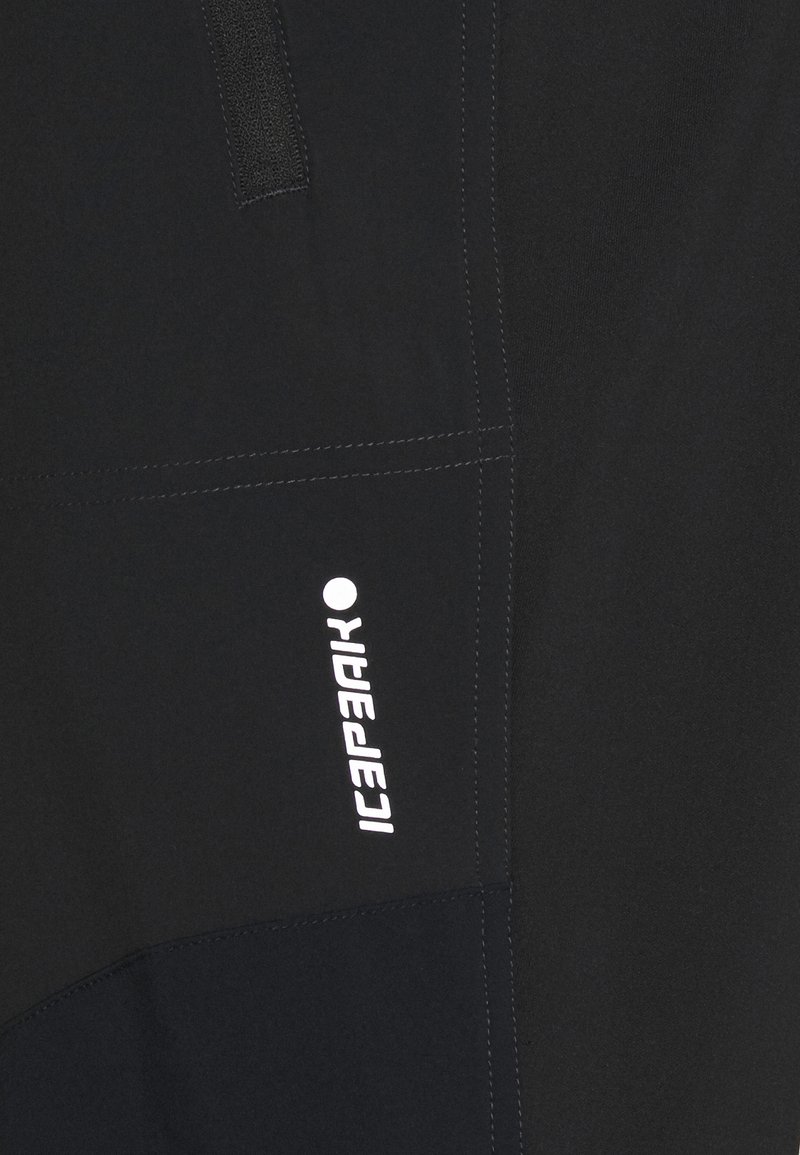 Czarne spodenki sportowe z teksturowanej tkaniny, z boczną kieszenią i białym logo marki. Gładkie wykończenie z kontrastującymi detalami szwów.