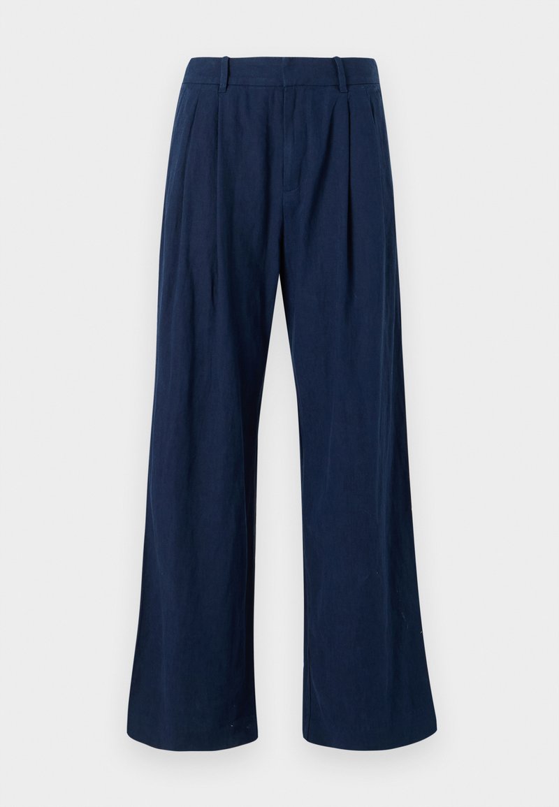 Pantalon large marine en tissu léger, avec une taille haute, des plis et des coutures nettes. Texture douce et coupe ajustée.