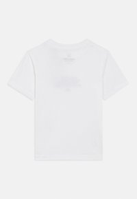 Λευκό βαμβακερό παιδικό t-shirt με κοντά μανίκια, εμφανιζόμενο από πίσω με στρογγυλή λαιμόκοψη και χωρίς ορατό σχέδιο.