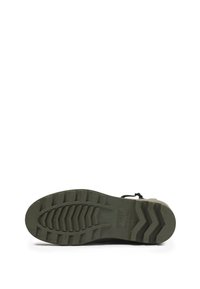 Semelle de chaussure en caoutchouc vert avec un motif de semelle texturé. Présente un bout arrondi et une surface lisse. Comprend une languette pour un enfilage facile.