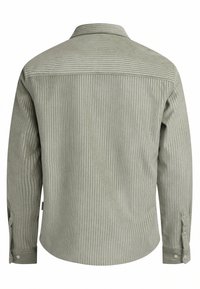 Cămașă verde din corduroy cu dungi verticale, mâneci lungi, manșete cu buton și guler clasic. Material texturat, croială lejeră.