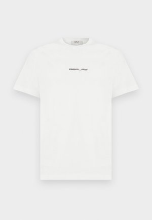 Bela bombažna majica s kratkimi rokavi in krožnim izrezom. Spredaj se nahaja črn logotip "REPLAY" na prsih. Preprost dizajn.