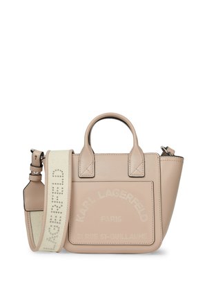 Beige Karl Lagerfeld håndtaske med tophåndtag, frontlomme og bred cremefarvet stofskulderrem præget med mærkenavn.