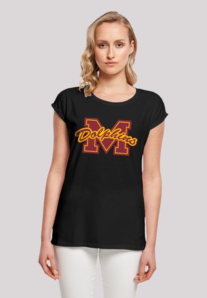 Schwarzes T-Shirt mit Rundhalsausschnitt und kurzen Ärmeln. Verfügt über einen großen roten Buchstaben "M" und das Wort "Dolphins" in gelber Schreibschrift.