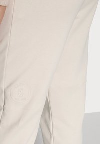 Gestuz BIRTA CUTLINE PANTS - Calças de fato de treino - moonbeam