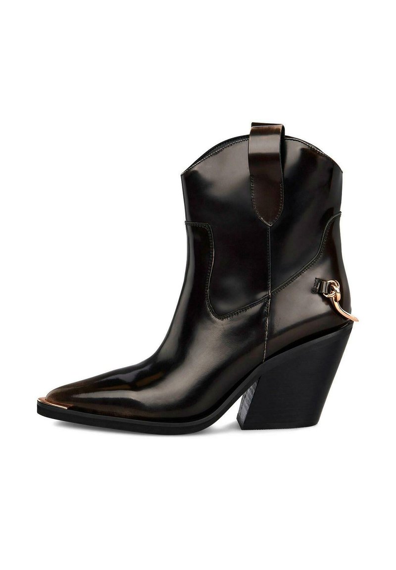 Bota de cowboy de charol negro con punta afilada, tacón alto y cuadrado, y una correa decorativa con hebilla dorada en el tobillo.