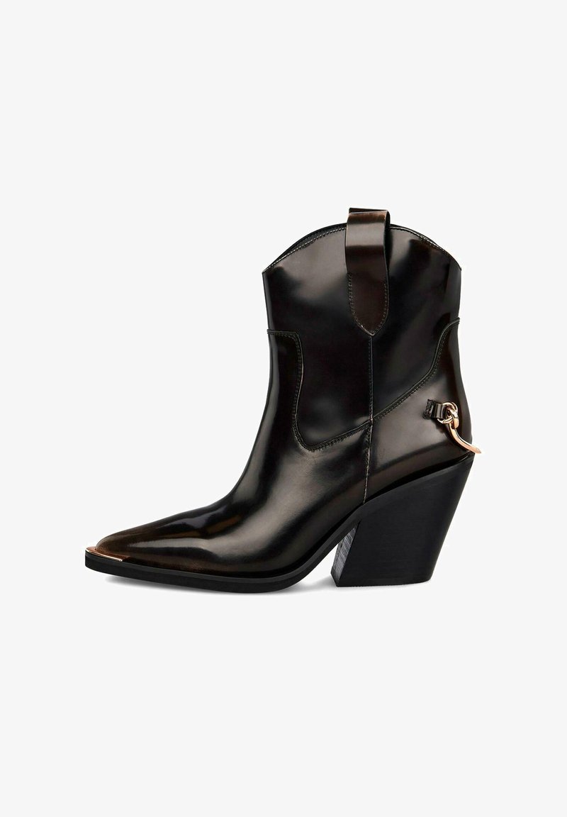 Bota de cowboy de charol negro con punta afilada, tacón alto y cuadrado, y una correa decorativa con hebilla dorada en el tobillo.