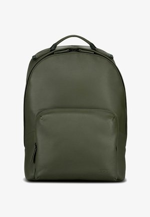 Grüner Leder-Rucksack mit abgerundeter Silhouette, vorderer Reißverschlusstasche und Tragegriff oben. Verfügt über eine glatte Textur und dezente Markenkennzeichnung.