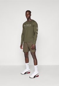 Puma HYROX FUSE STRETCH SHORT - Pantalón corto de deporte - dark olive