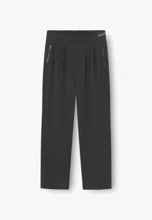 Pantalon noir tailleur à coupe large, taille élastique et deux poches zippées à l'avant. Texture lisse avec des détails plissés.