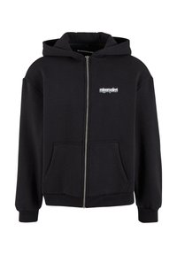 Svart hettejakke med glidelås laget av mykt materiale, med en frontlomme, ribbestrikkede mansjetter og en hvit logo på brystet.