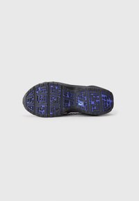 Sola de sapatilha preta com um padrão texturizado e detalhes em azul, designs geométricos e um logótipo. Material de borracha durável para tração.