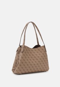 Brun mönstrad tote-väska med två axelremmar, en mjuk textur och en strukturerad form. Har en guldfärgad dragkedja och en subtil logotypdesign.